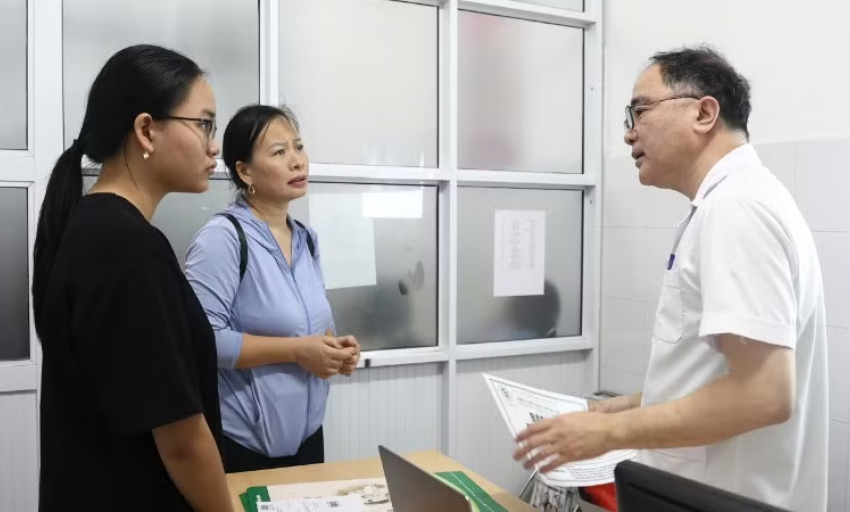 Kh&aacute;m tầm so&aacute;t miễn ph&iacute; bệnh nh&acirc;n nhi g&ugrave; vẹo cột sống
