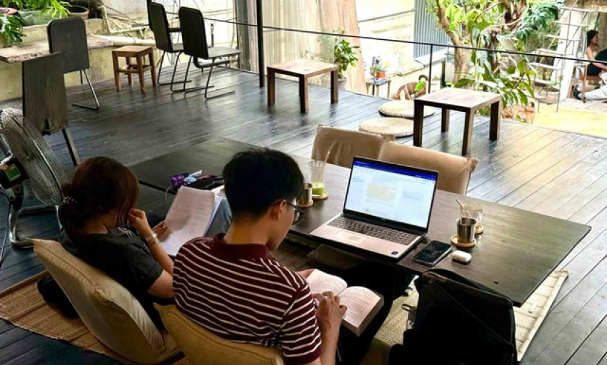Khi người trẻ 'biến' qu&aacute;n c&agrave; ph&ecirc; th&agrave;nh... văn ph&ograve;ng di động