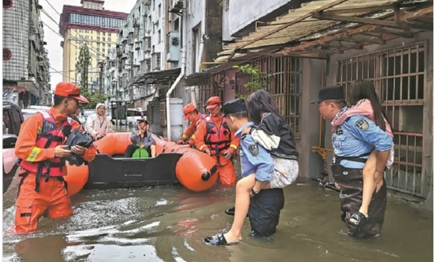 Mưa lớn g&acirc;y ra lũ lụt tr&ecirc;n diện rộng ở Trung Quốc, 10 người chết