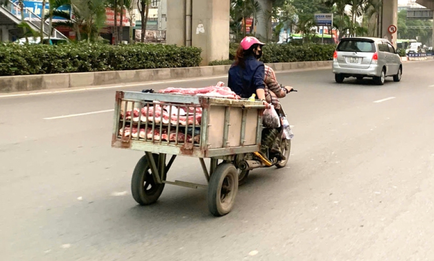 Thịt lợn 'h&iacute;t bụi, phơi nắng' ồ ạt v&agrave;o nội th&agrave;nh