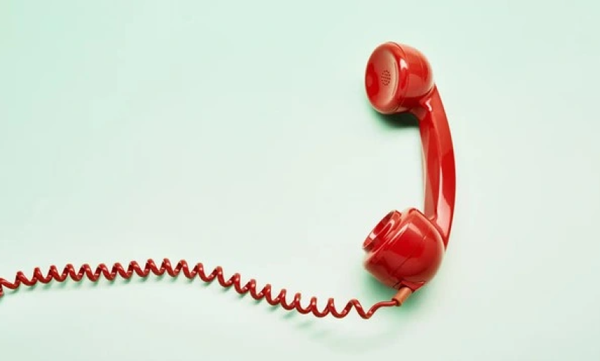 V&igrave; sao điện thoại cố định lu&ocirc;n d&ugrave;ng d&acirc;y xoắn?
