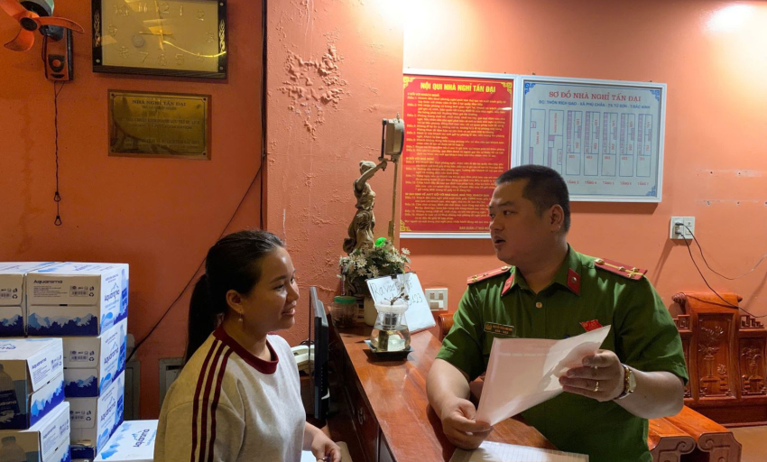 C&ocirc;ng an phường Từ Sơn tăng cường kiểm tra c&ocirc;ng t&aacute;c quản l&yacute; lưu tr&uacute; người nước ngo&agrave;i tr&ecirc;n địa b&agrave;n