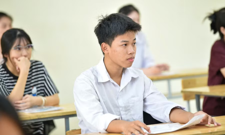 Hơn 1,2 triệu th&iacute; sinh ho&agrave;n th&agrave;nh m&ocirc;n Ngữ văn, 12 trường hợp bị đ&igrave;nh chỉ
