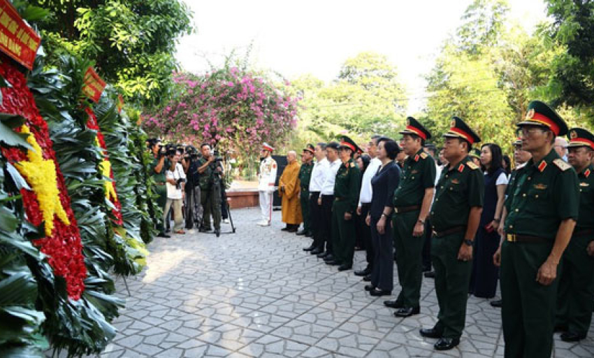 Ph&oacute; Thủ tướng Phạm Thị Thanh Tr&agrave; d&acirc;ng hương tưởng niệm c&aacute;c anh h&ugrave;ng liệt sĩ tại C&ocirc;ng vi&ecirc;n L&ecirc; Thị Ri&ecirc;ng