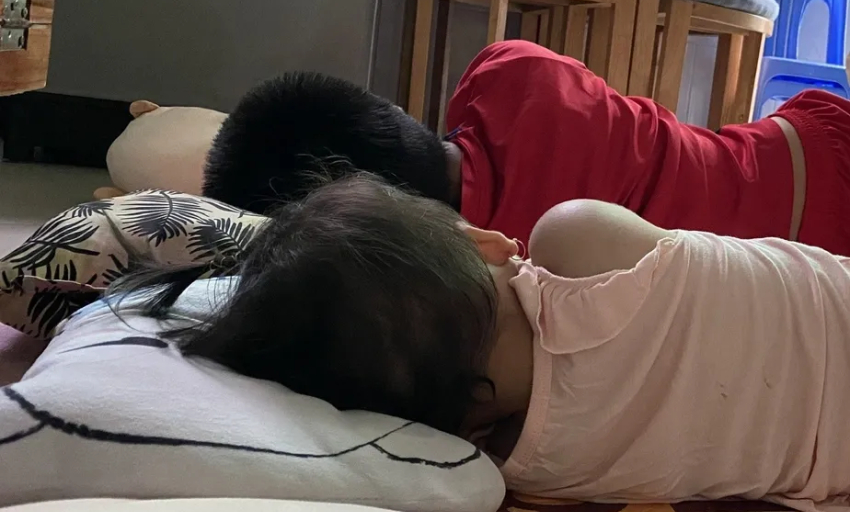 Tranh c&atilde;i chuyện cho con ngủ trễ dịp h&egrave;