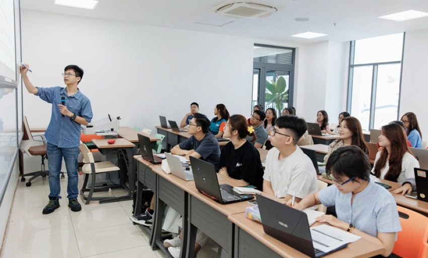 Bộ Ch&iacute;nh trị: Giảm tối thiểu 20% đầu mối cơ sở gi&aacute;o dục đại học c&ocirc;ng lập