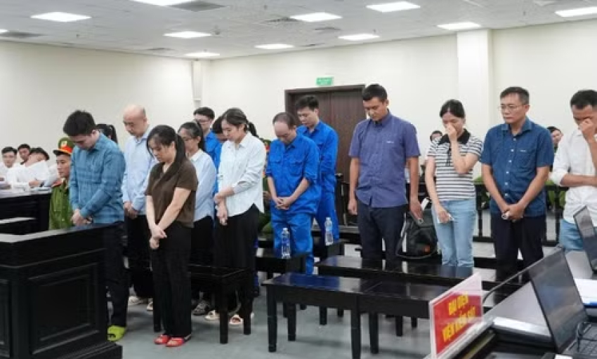 Nhận tiền hối lộ "v&igrave; một ph&uacute;t yếu l&ograve;ng"