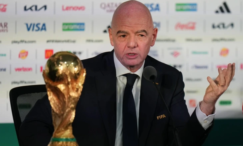 Truyền th&ocirc;ng Anh: Chủ tịch FIFA đang b&aacute;n rẻ linh hồn của b&oacute;ng đ&aacute;