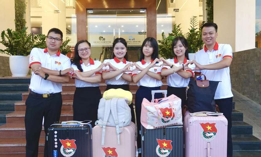 100 thanh ni&ecirc;n Việt Nam tham gia 'H&agrave;nh tr&igrave;nh đỏ' tại tỉnh Quảng T&acirc;y, Trung Quốc