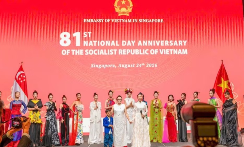 &Aacute;o d&agrave;i Việt Nam kết nối văn h&oacute;a Việt Nam-Singapore