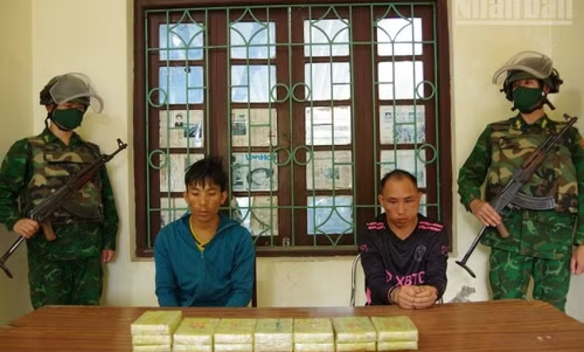 Bộ đội Bi&ecirc;n ph&ograve;ng Điện Bi&ecirc;n bắt 2 đối tượng vận chuyển 15 b&aacute;nh heroin