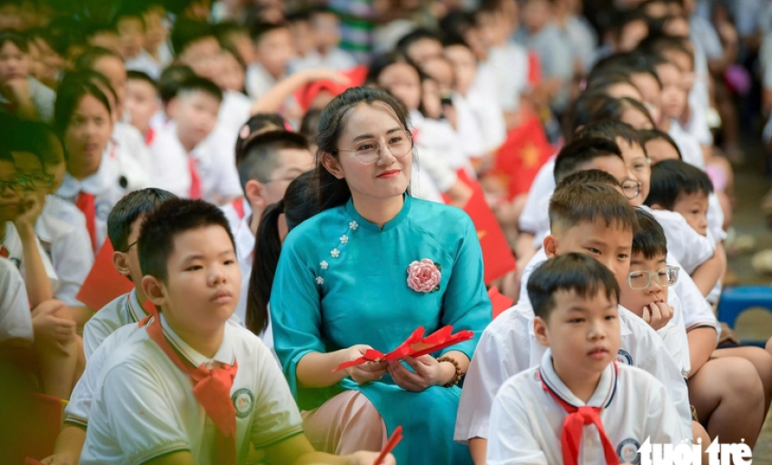 Bộ GD-ĐT: Kh&ocirc;ng để gi&aacute;o vi&ecirc;n vừa dạy học vừa l&agrave;m việc kh&aacute;c v&igrave; thiếu người