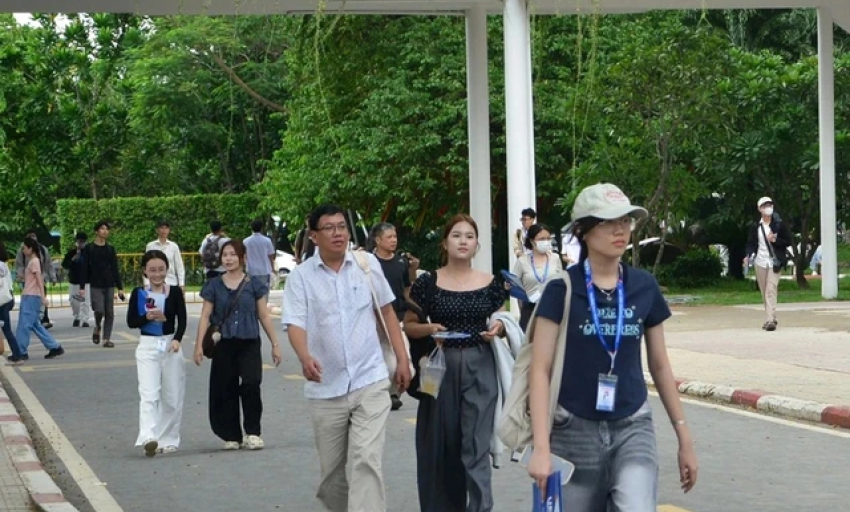 Cha mẹ c&ugrave;ng con nhập học: Đồng h&agrave;nh h&ocirc;m nay để con tự tin bước tiếp