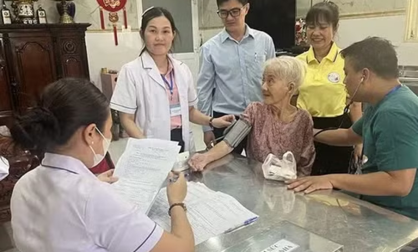 Chăm s&oacute;c sức khỏe người yếu thế c&ograve;n bất cập