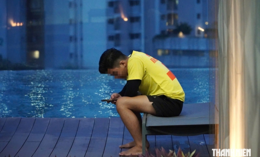 C&uacute;i đầu nh&igrave;n điện thoại, coi chừng c&aacute;i cổ 'l&atilde;nh đủ'