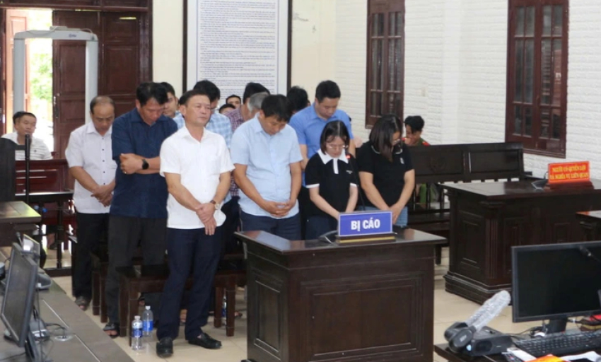 Cựu ph&oacute; chủ tịch huyện c&ugrave;ng 11 thuộc cấp l&atilde;nh &aacute;n t&ugrave; v&igrave; cấp đất sai
