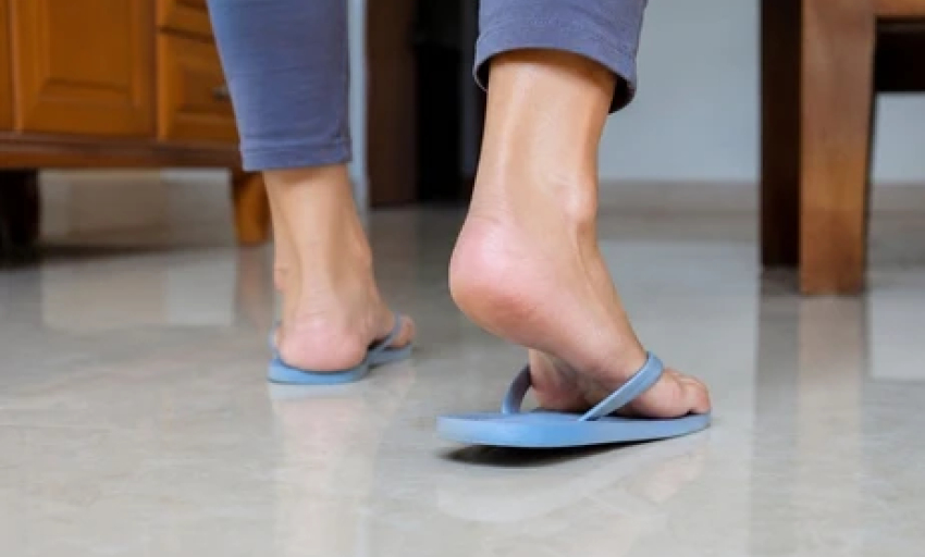 Đi d&eacute;p mỏng trong nh&agrave; tưởng tốt, b&aacute;c sĩ cảnh b&aacute;o điều n&agrave;y