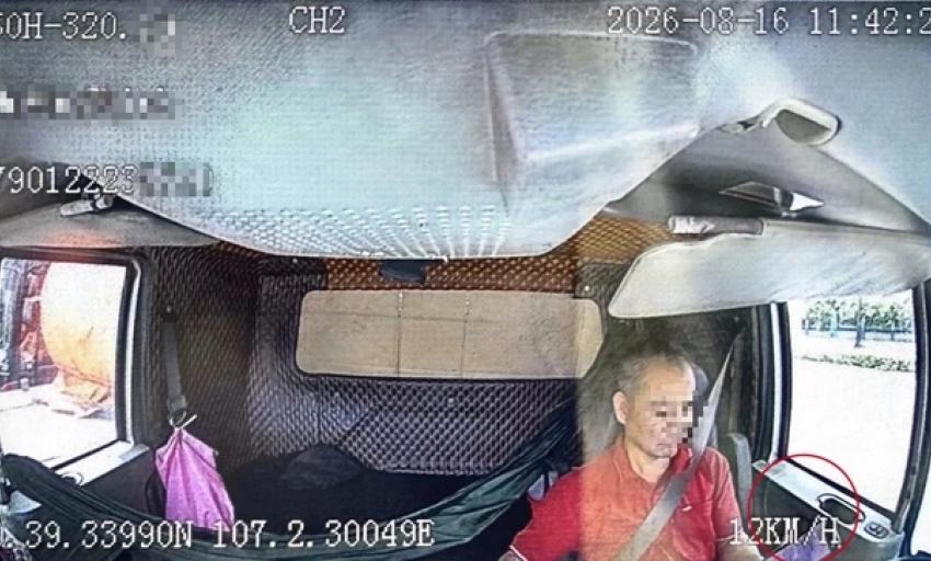 D&ugrave;ng điện thoại khi l&aacute;i xe, hơn 1 giờ sau t&agrave;i xế vẫn bị CSGT ph&aacute;t hiện