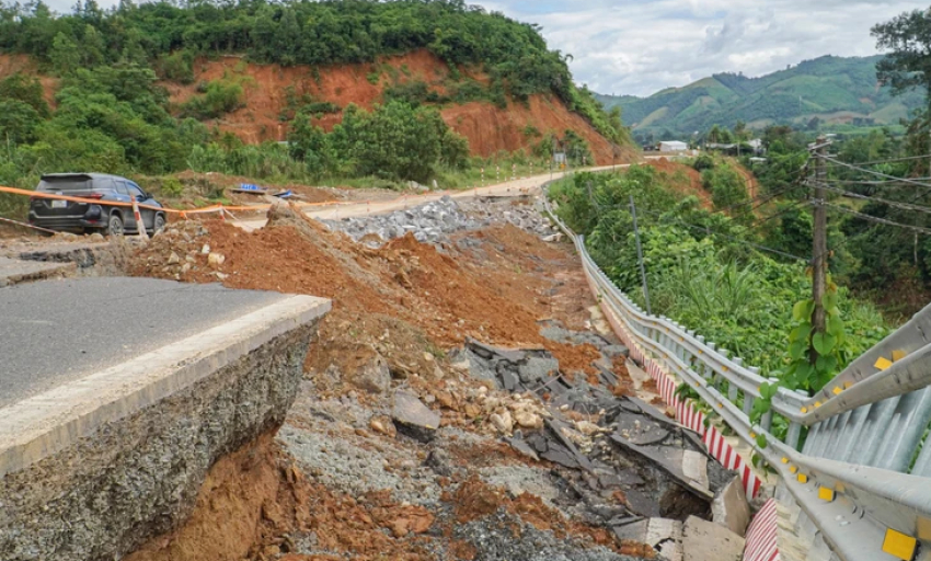 Dừng lưu th&ocirc;ng theo khung giờ để khắc phục sạt lở tr&ecirc;n đ&egrave;o Kh&aacute;nh L&ecirc;
