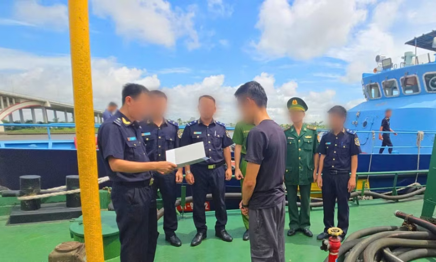 Hải quan ph&aacute;t hiện hơn 70.000 l&iacute;t dầu FO nghi nhập lậu tr&ecirc;n v&ugrave;ng biển Hải Ph&ograve;ng