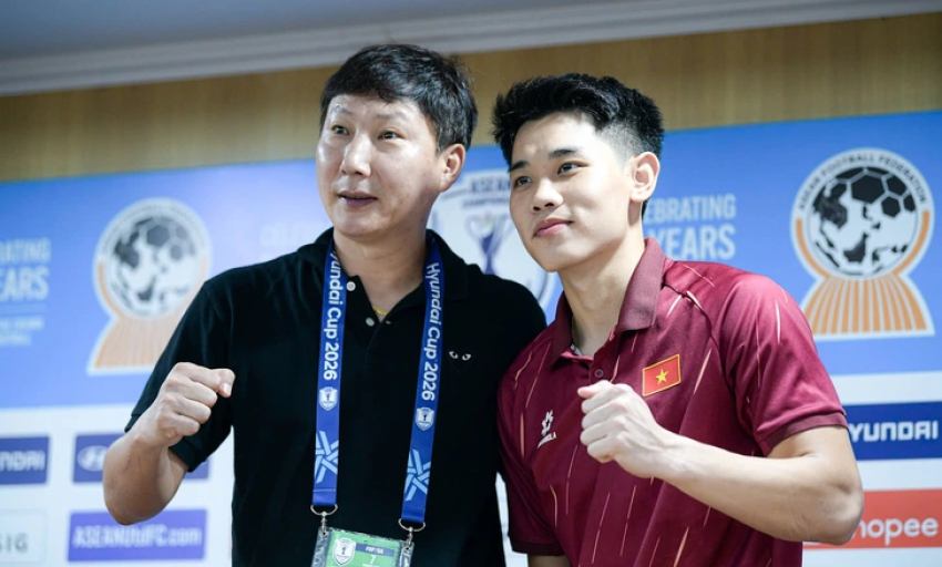 HLV Kim Sang Sik chia sẻ lời khuy&ecirc;n gi&uacute;p Đ&igrave;nh Bắc vượt qua sự thất vọng