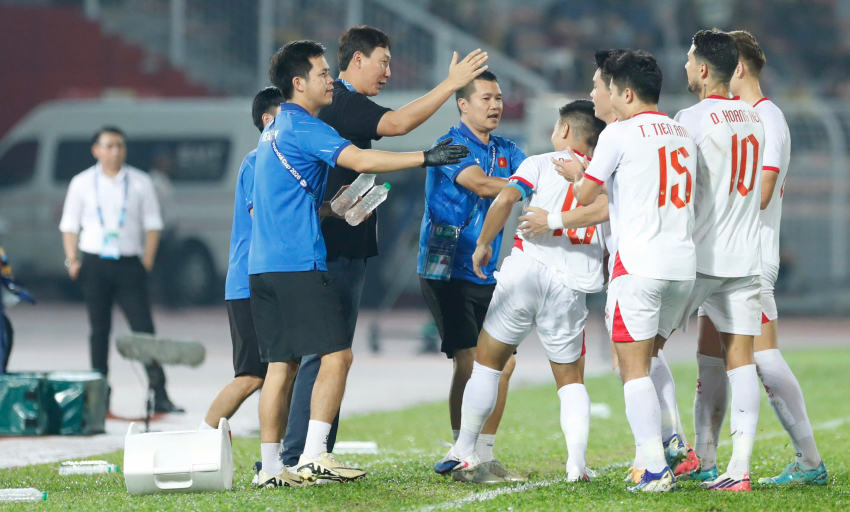 HLV Kim Sang Sik c&oacute; thể l&agrave;m &ocirc;ng Park Hang Seo 'đau l&ograve;ng'