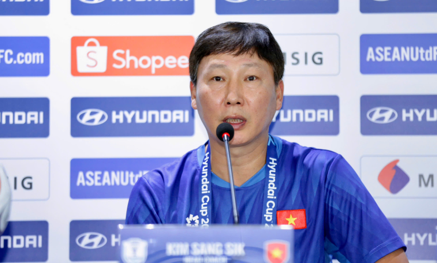 HLV Kim Sang Sik: 'Việt Nam tự tin v&igrave; đ&atilde; từng n&acirc;ng c&uacute;p tại Th&aacute;i Lan'