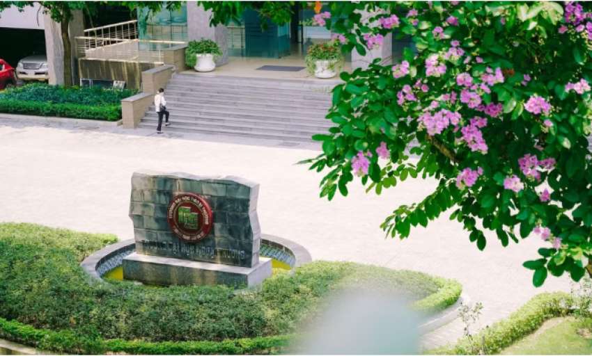 Học ph&iacute; đại học ch&iacute;nh quy khối trường kinh tế năm 2026
