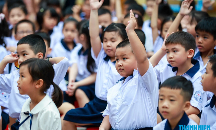 Học sinh c&ocirc;ng lập được miễn học ph&iacute;, tư thục đ&oacute;ng học ph&iacute; ra sao?