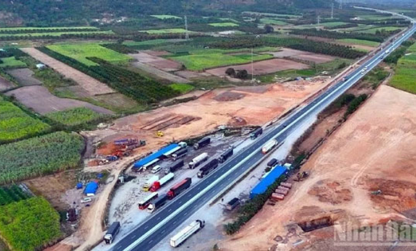 Khẩn trương ho&agrave;n thiện hạ tầng sạc điện tại c&aacute;c trạm dừng nghỉ