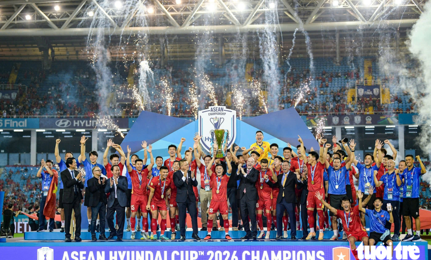 Khoảnh khắc n&acirc;ng c&uacute;p v&ocirc; địch ASEAN Cup 2026 của tuyển Việt Nam