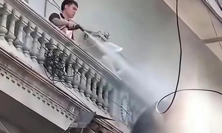Khởi tố người đ&agrave;n &ocirc;ng d&ugrave;ng v&ograve;i cao &aacute;p xịt nước v&agrave;o thợ th&aacute;o dỡ nh&agrave; s&aacute;t v&aacute;ch