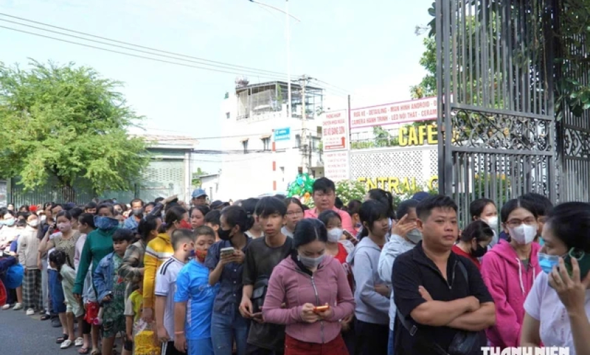 Lạ đời nhiều người lấn nhau đi phi&ecirc;n chợ kh&ocirc;ng d&ugrave;ng tiền...