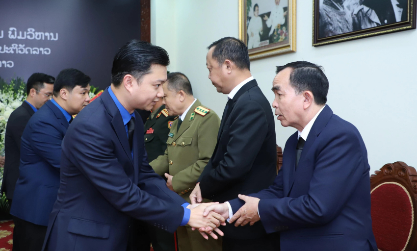 L&atilde;nh đạo T.Ư Đo&agrave;n viếng Chủ tịch Quốc hội L&agrave;o