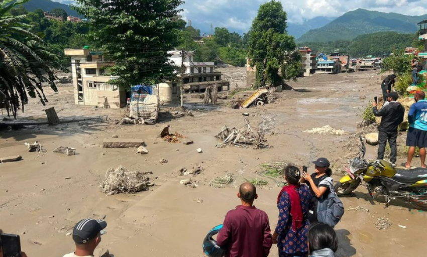 Lũ qu&eacute;t ở bi&ecirc;n giới Nepal - Trung Quốc như 'bom nổ', 341 người nước ngo&agrave;i mất t&iacute;ch