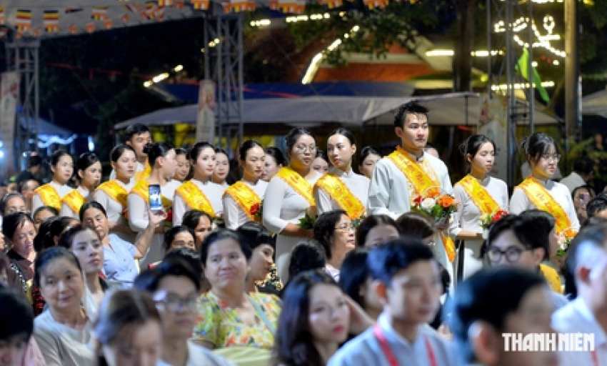 M&ugrave;a Vu lan: X&uacute;c động h&igrave;nh ảnh c&ocirc; b&eacute; 10 tuổi bật kh&oacute;c nhớ mẹ đ&atilde; khuất