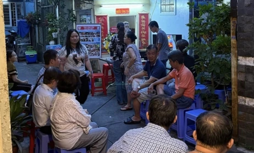 Nhiều người trong hẻm tổ chức lễ tưởng niệm nạn nh&acirc;n Covid-19, l&agrave;m loạt chuyện lạ kỳ