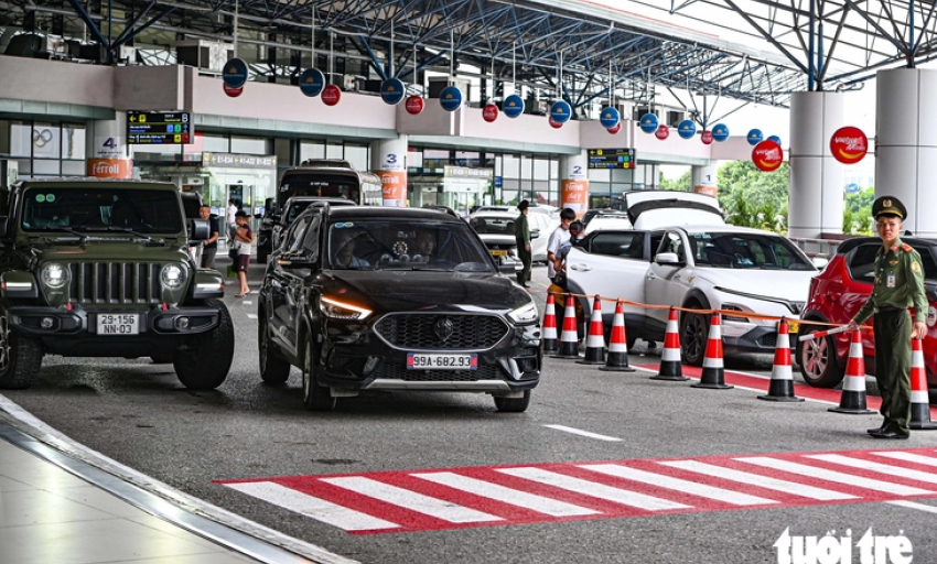 Nội B&agrave;i thay đổi phương &aacute;n đ&oacute;n, trả kh&aacute;ch: Đường th&ocirc;ng tho&aacute;ng, taxi c&ocirc;ng nghệ lo... mất kh&aacute;ch