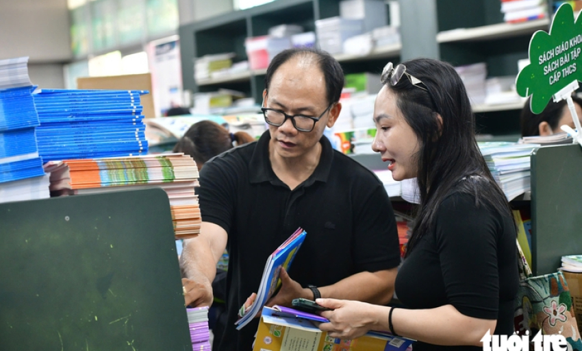 Phụ huynh 'săn' s&aacute;ch gi&aacute;o khoa, nh&agrave; xuất bản n&oacute;i sẽ in bổ sung 9 triệu bản từ 25-8
