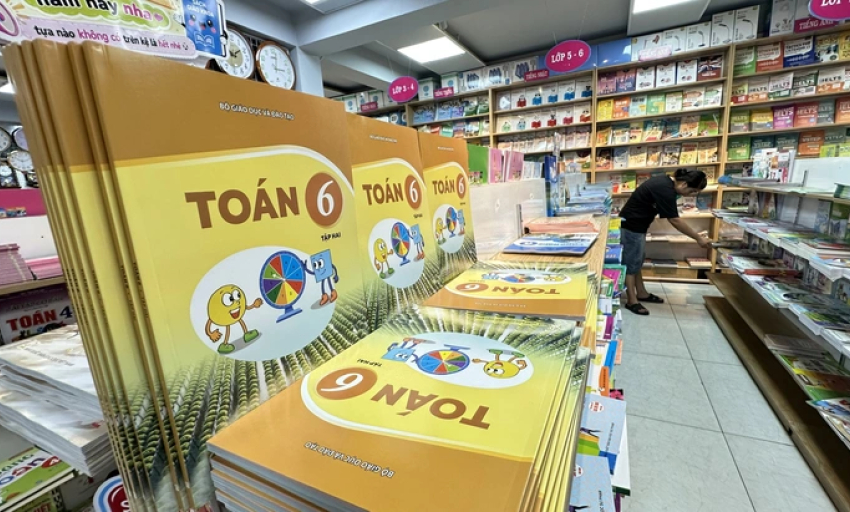 Phụ huynh 'sập bẫy' s&aacute;ch gi&aacute;o khoa giả mua online, mua tr&ecirc;n s&agrave;n gi&aacute; tăng gấp đ&ocirc;i