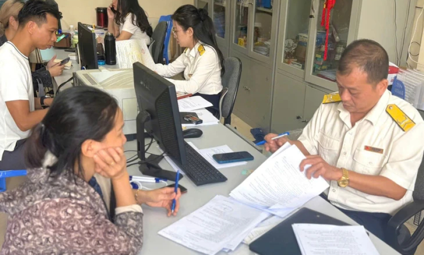 Qu&aacute; hạn th&ocirc;ng b&aacute;o doanh thu, t&agrave;i khoản ng&acirc;n h&agrave;ng, hộ kinh doanh c&oacute; thể bị phạt đến 7,5 triệu đồng