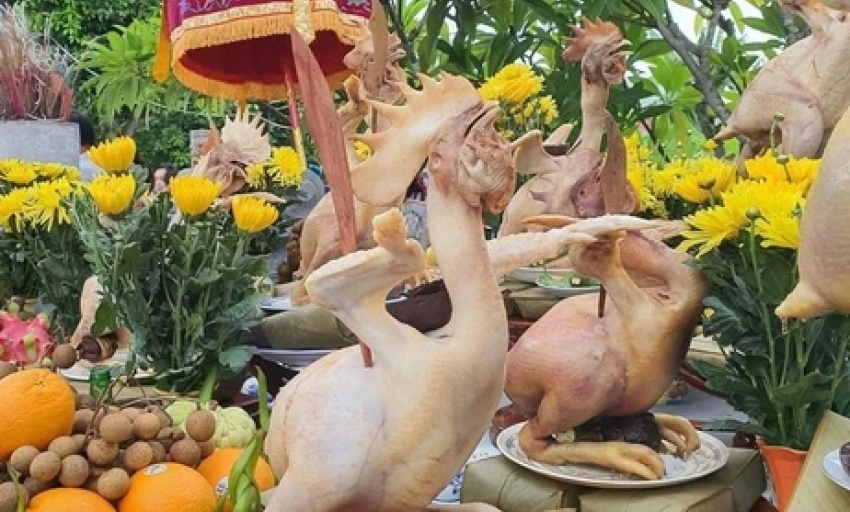 Rằm th&aacute;ng 7, nh&agrave; thờ d&ograve;ng họ rộn r&agrave;ng đ&oacute;n con ch&aacute;u trở về