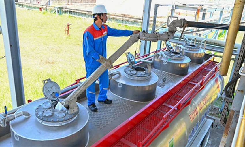 Sản xuất ethanol cho xăng E10: Nh&agrave; m&aacute;y chuyển đổi nguy&ecirc;n liệu, hướng tới 125% c&ocirc;ng suất