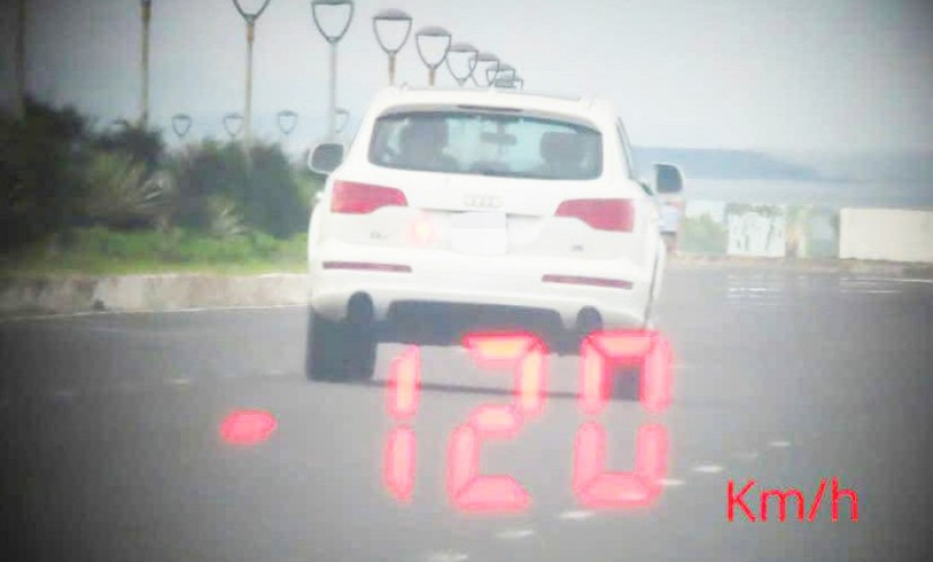 T&agrave;i xế Audi chạy gấp đ&ocirc;i tốc độ cho ph&eacute;p gần s&acirc;n bay Tuy H&ograve;a