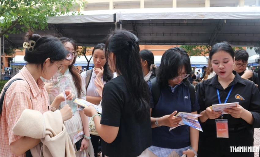T&acirc;n sinh vi&ecirc;n săn việc l&agrave;m th&ecirc;m: Đừng chỉ nh&igrave;n mức lương