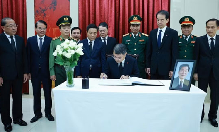 Thủ tướng L&ecirc; Minh Hưng dẫn đầu Đo&agrave;n đại biểu Đảng, Nh&agrave; nước, Mặt trận Tổ quốc Việt Nam viếng nguy&ecirc;n Thủ tướng Quốc vụ viện Trung Quốc Chu Dung Cơ