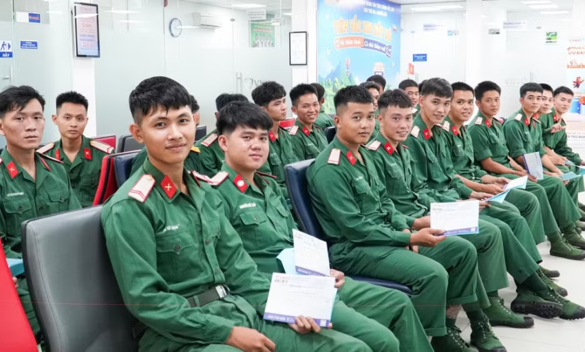 Ti&ecirc;m vaccine miễn ph&iacute; cho lực lượng t&igrave;m kiếm h&agrave;i cốt liệt sĩ thuộc Qu&acirc;n khu 7