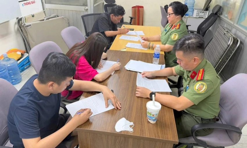 Tiếp nhận 9 người Việt nghi li&ecirc;n quan hoạt động lừa đảo trực tuyến tại Campuchia