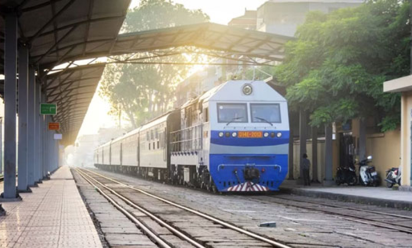 Tiếp tục dừng t&agrave;u li&ecirc;n vận quốc tế do mưa lũ