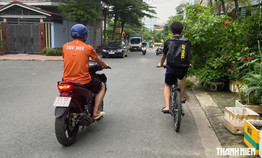 T&igrave;nh y&ecirc;u mang t&ecirc;n '&acirc;m thầm ở ph&iacute;a sau': Khi cha mẹ để con tự lớn